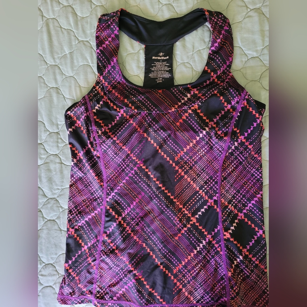 Set of 2 athletic tops size L, good condition